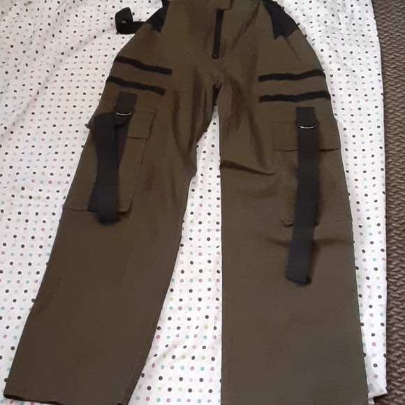 🔥 Hot & delicious, Green with black  cargo p… - Picture 5 of 9